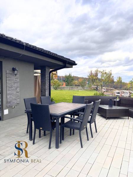 A Lipová utcai családi ház terasza Dubován kerti bútorokkal és kilátással.