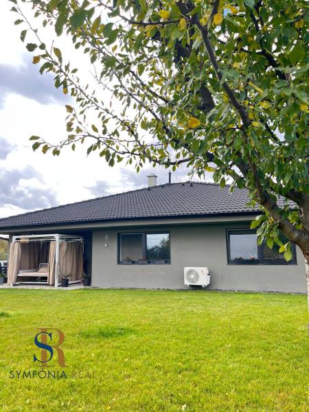 Családi ház a Lipová utcában Dubovában, fa és zöld gyep az előtérben.