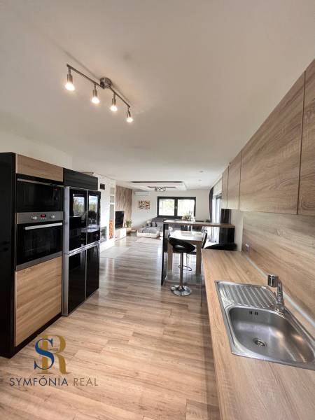 Konyha családi házban fa dekor padlóval és praktikus ülőhellyel.