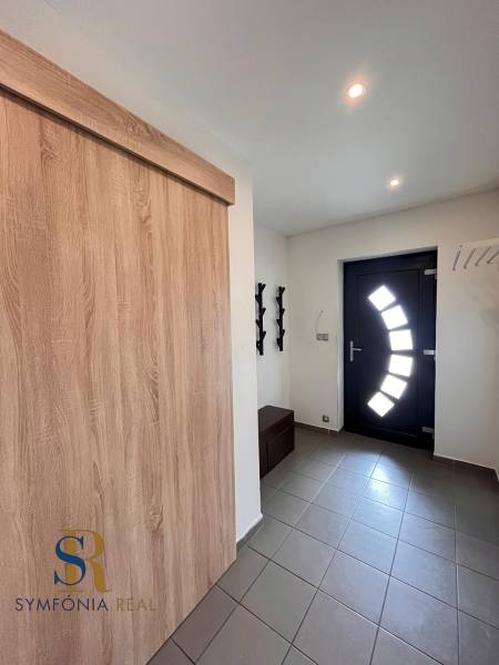 Családi ház előszobája járólappal és modern ajtókkal.