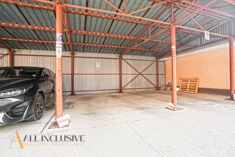 Fedett parkolóhely a Kukučín utcában Dunaszerdahelyen, nem messze a 2 szobás lakástól.