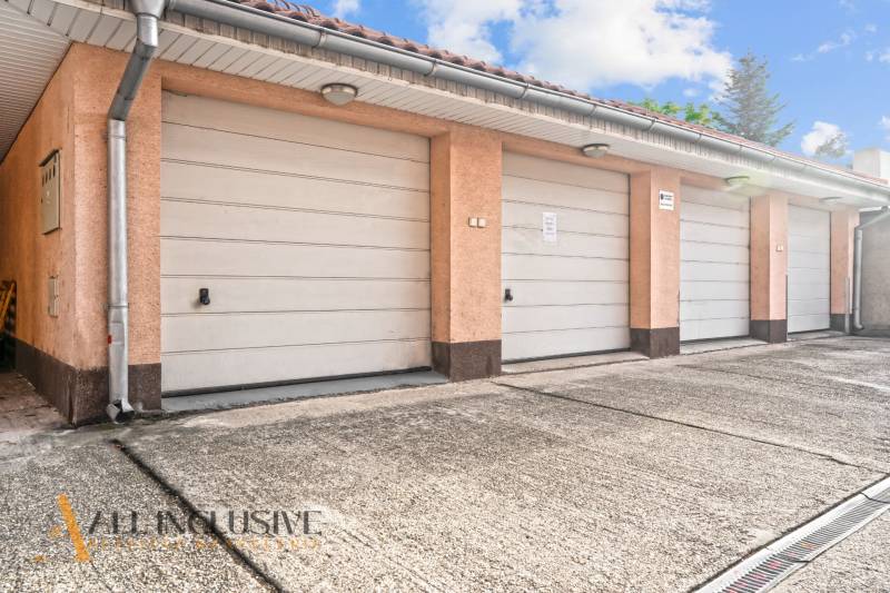 Garázsok a Dunaszerdahelyi Kukučín utcában betonfelülettel és tetőablakokkal.