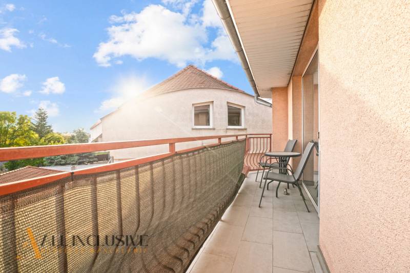 Erkély ülőhelyekkel a Kukučínova utcai kétszobás lakás mellett Dunaszerdahelyen.