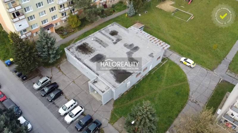 Rimaszombatban az üzlethelyiségeket panelházak és parkolóhelyek veszik körül.