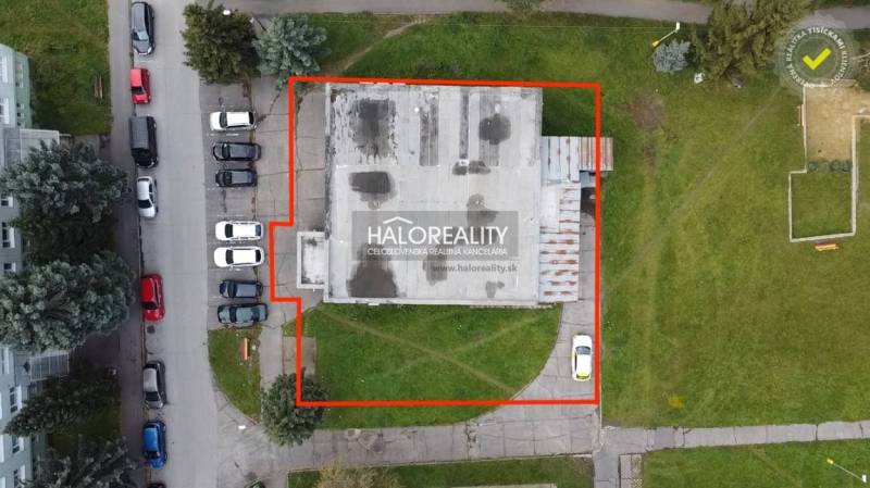 Légi felvétel a rimaszombati üzlethelyiségekről parkolóhelyekkel.