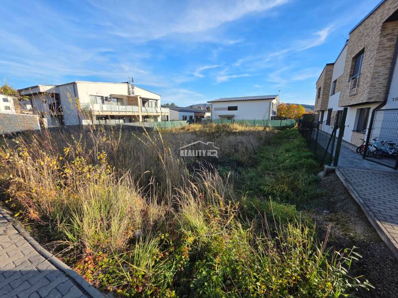 Lakóterületek épületekkel és szilárd burkolattal ellátott területtel Bytčában.