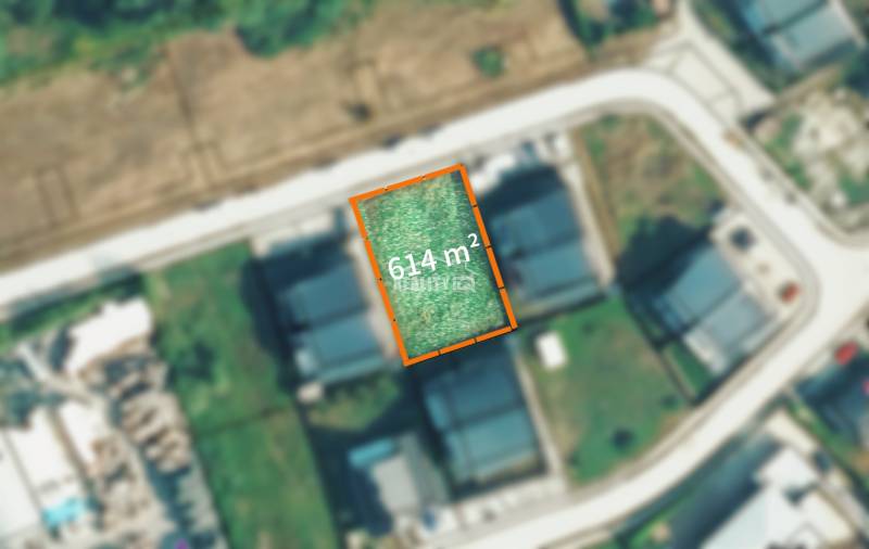 Légi felvétel egy 614 m²-es lakóövezeti telekről Bytčában.