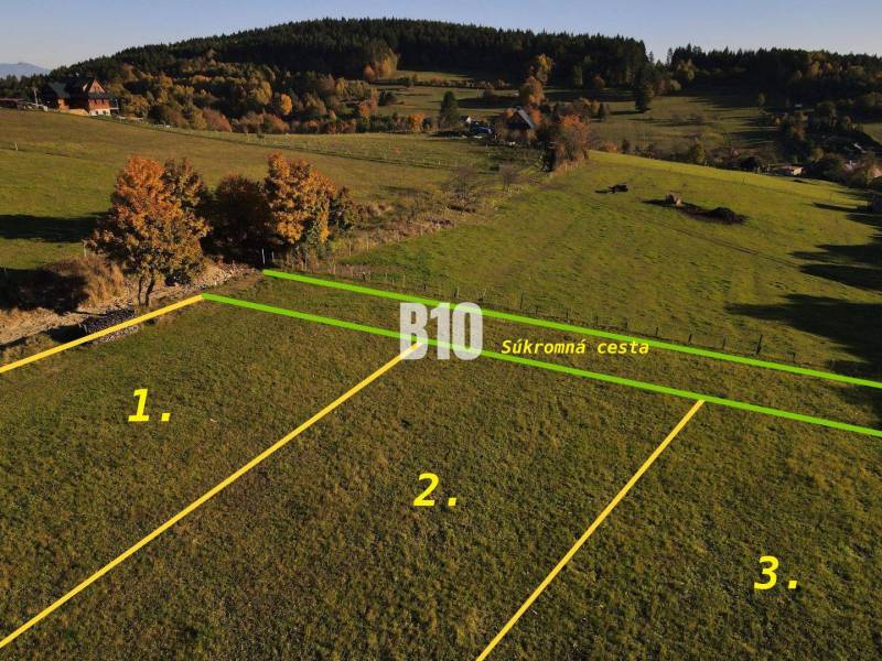 Telkek - lakóövezet Petrovicében három részre osztva, természettel körülvéve és magánúttal.