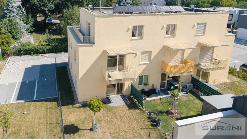 Sárga lakóház a Pozsony-Vrakuňa Vasút utcában kerttel és parkolóhelyekkel.