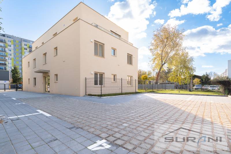 Az épület a Pozsony-Vereknyén található Vasút utcában, a hozzá tartozó parkolóval.