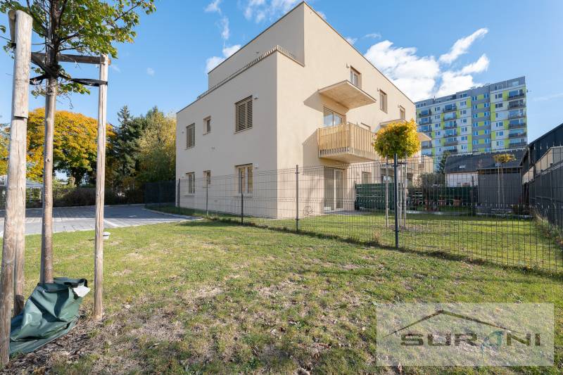 A Vasúti utcai lakóház külső része Vrakunán, a hozzá tartozó kerttel.