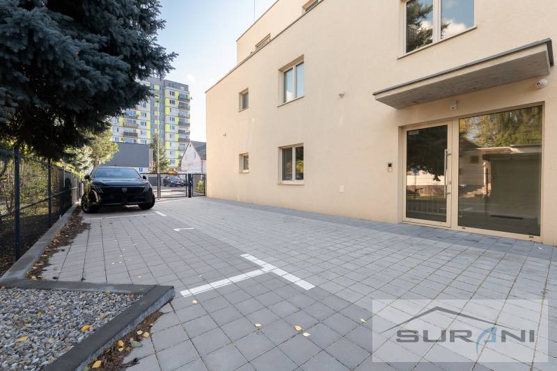 Parkolóhely a lakóház előtt a Vasúti utcában, Pozsony - Vrakuňa, 2 szobás lakás.