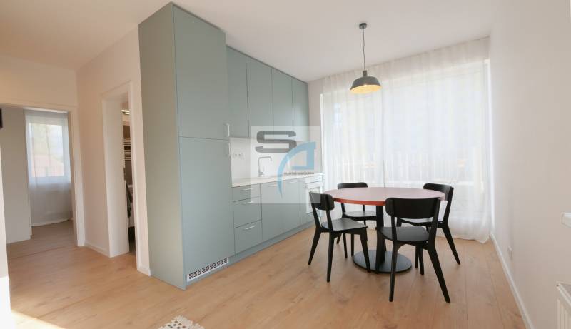 Étkező sarok asztallal és székekkel, beépített szekrényekkel és fa dekorációjú padlóval.