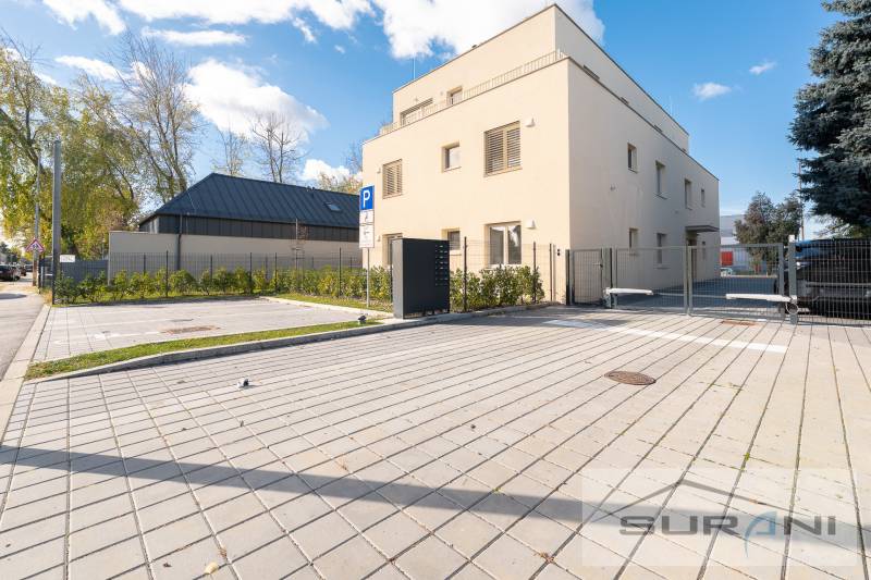 Az épület külső része a pozsonyi Vrakunán, a Železničná utcában, parkolóval és zöldterülettel.