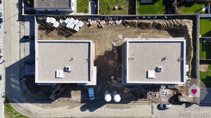 Légi felvétel a Dúhova utcában, Szlovákia Grobban épülő két épületről.