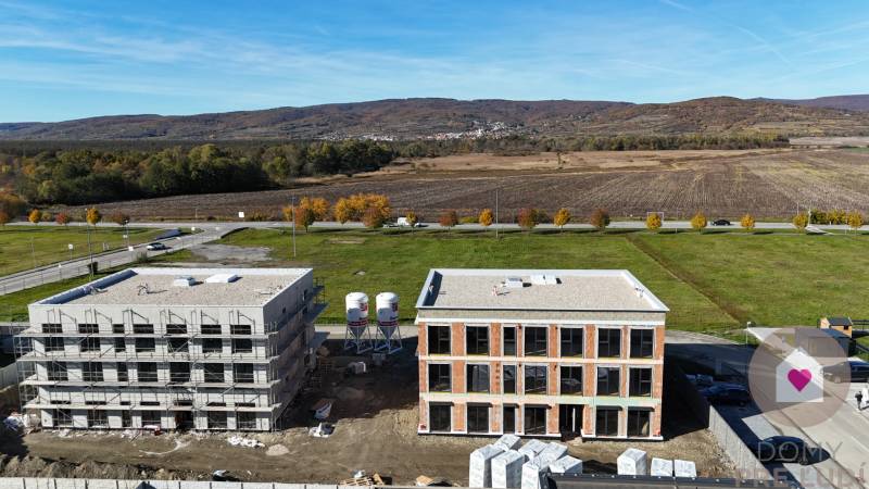 Építési projekt a Szivárvány utcában, Szlovákia Grobban, természet és nyílt táj ölelésében.