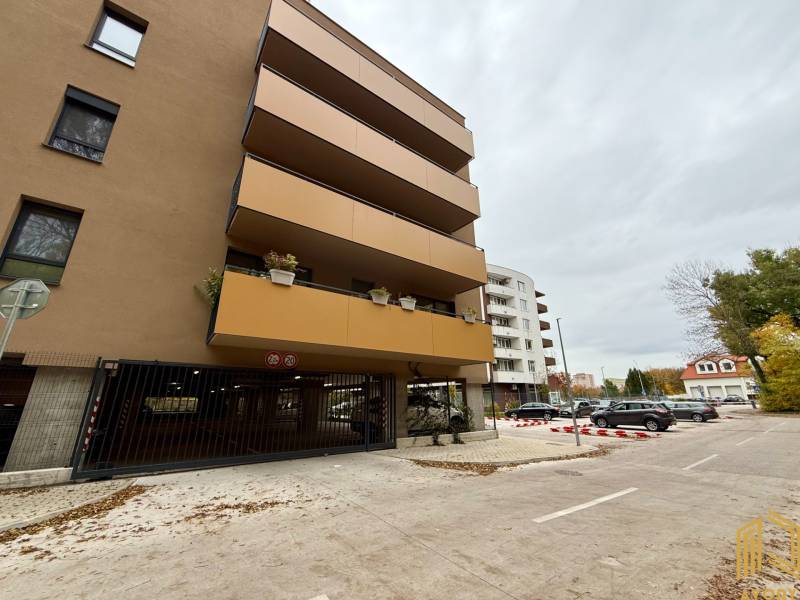 Lakóház a Sadová utcában, Szenicén, parkológarázsokkal.