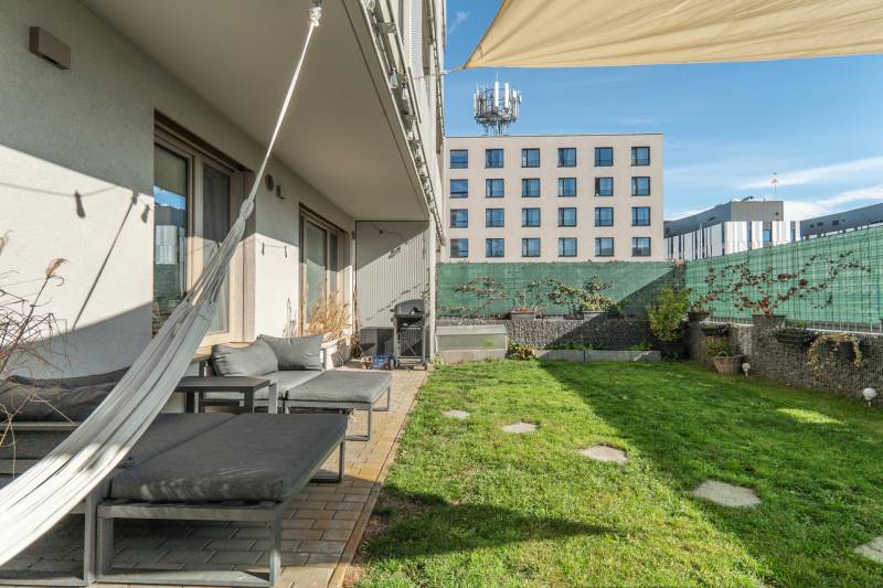 Kerti terasz egy 3 szobás lakásnál Pozsonyban - Lamač, Jána Langoša, gyepesítéssel és függönyökkel.