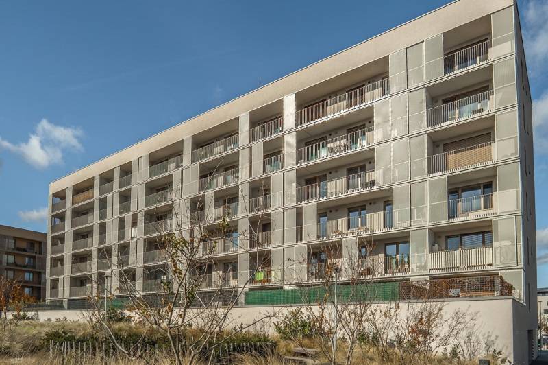 Lakóház erkélyekkel Pozsonyban, Lamač városrészben, a Jána Langoša utcában, zöldövezetben.