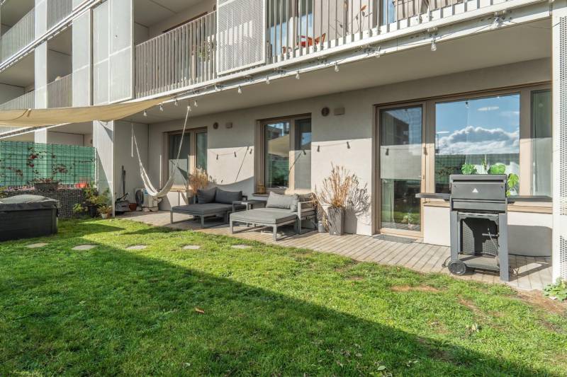 A Jána Langoša utcai 3 szobás lakás kertje Pozsonyban - Lamacsban terasszal és ülőhellyel.