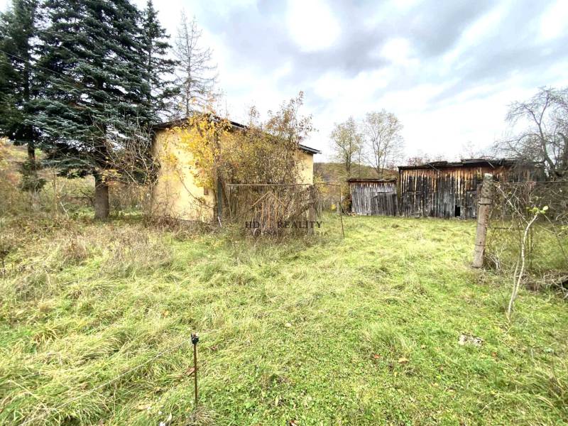 Családi ház Rykynčice-ben, természet által körülvéve, fa szerkezetek és fák mellett.