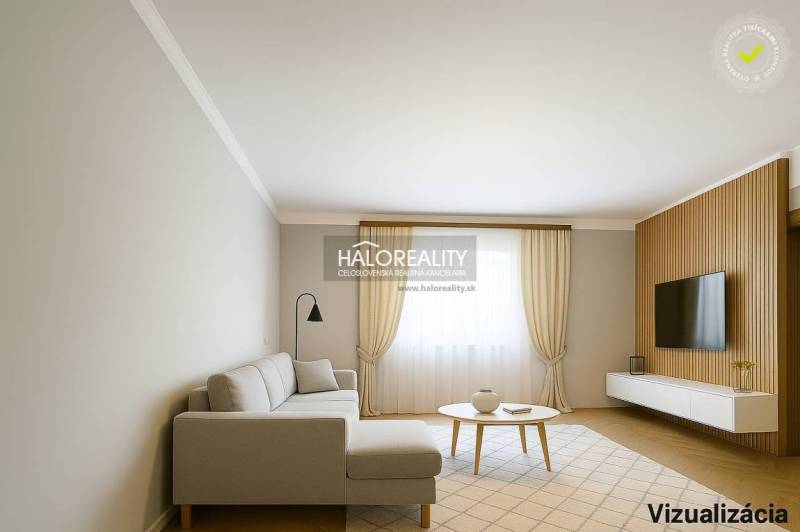 Nappali egy családi házban, fa mintázatú padlóval és világos bútorokkal.