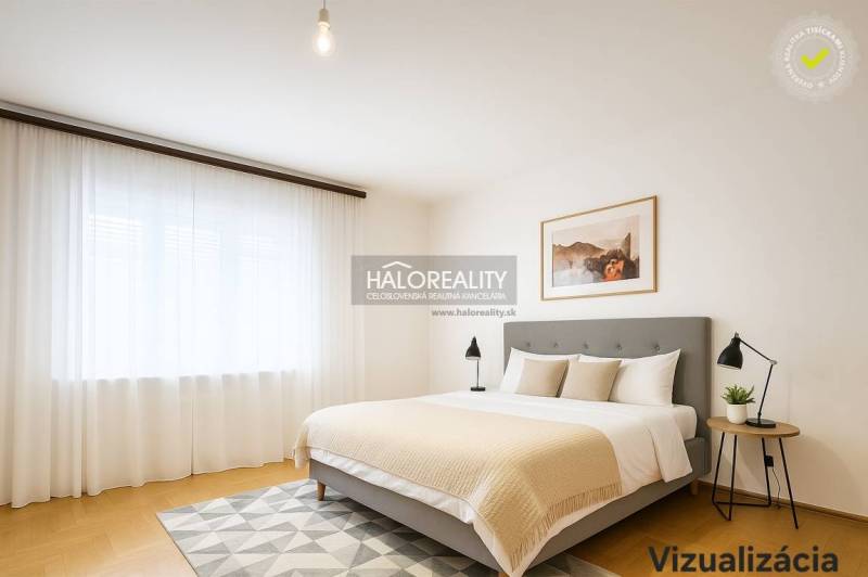 Világos hálószoba franciaággyal, éjjeliszekrénnyel és függönyökkel egy családi házban.