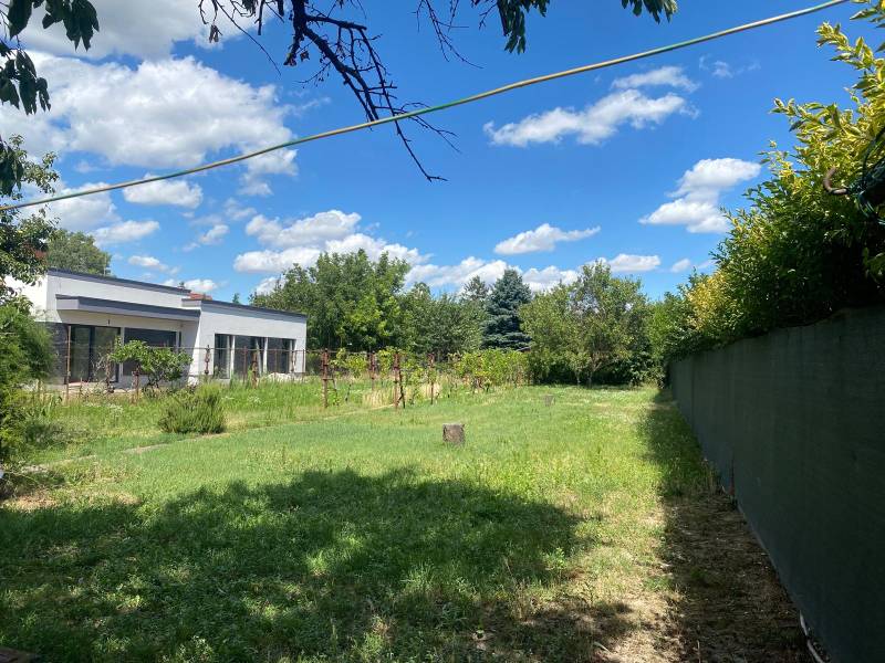 Kert gyepes területtel és modern épülettel Pozsony - Podunajské Biskupice, Podunajské Biskupice, Lakóterületek.