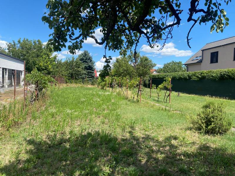 Kert gyepes területtel és szőlővel Pozsonyban - Dunajská Biskupicén, ideális lakóingatlanok számára.