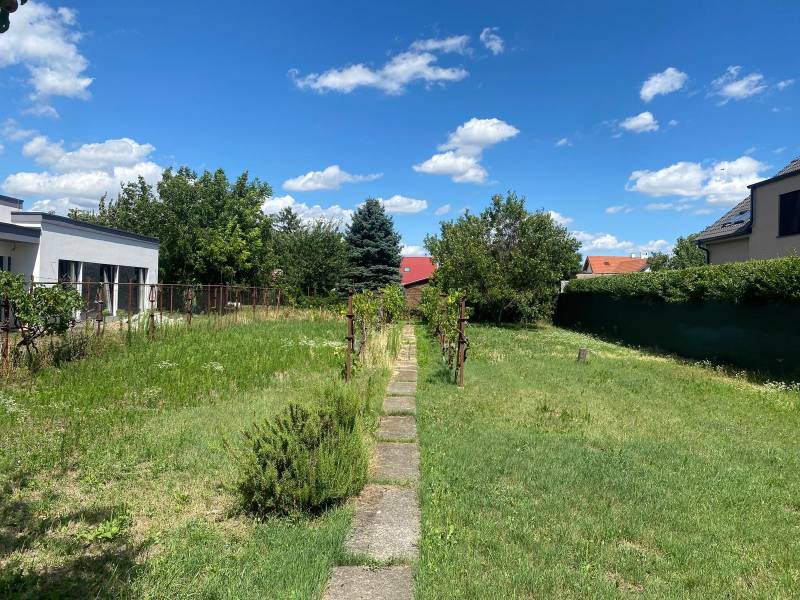 Építési telek a Nezvalova utcában, Pozsony - Podunajské Biskupice, zöldövezetben.