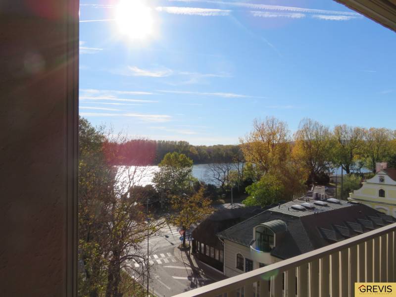 Kilátás a folyóra és az utcára egy lakásból a Flórián utcában, Pozsony-Óvárosban.