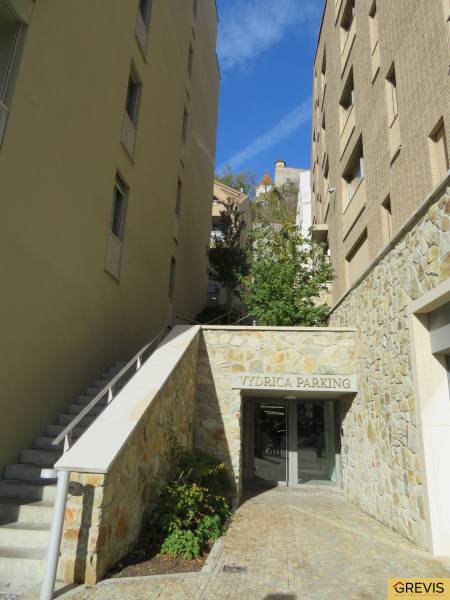 Pozsonyban, a Flórián utcán van egy bejárat a parkolóhoz.