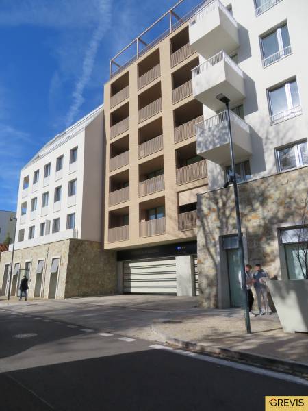 Új építés a Flórián utcában, Pozsony - Óváros, modern erkélyekkel.