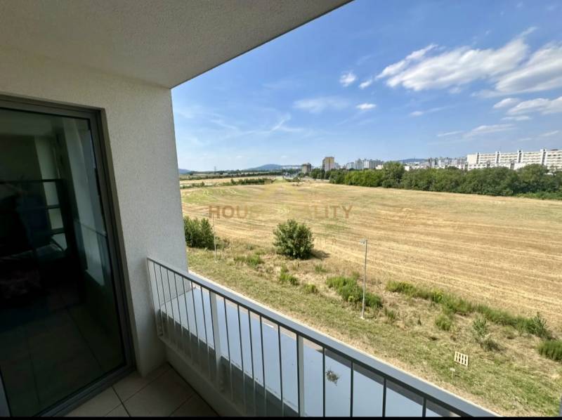 Kilátás az erkélyről a mezőkre és a városra Pozsonyban, a Labutia utcában, Petržalkán.