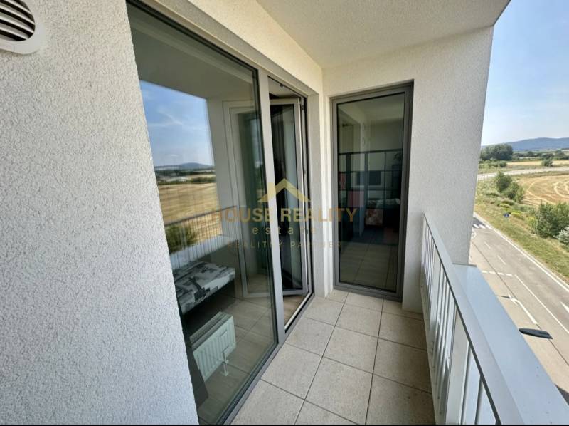 Erkély egy 2 szobás lakásból, kilátással a Labutia utcára Pozsony - Petržalka városrészében.