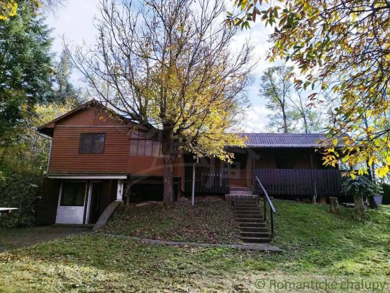 Házikó Dudincon, fákkal és buja zölddel körülvéve, ideális a pihenésre.