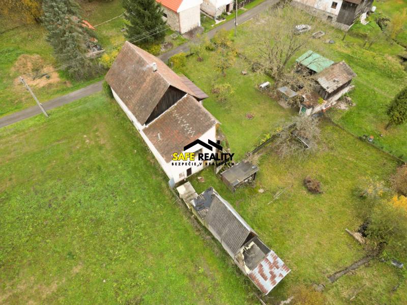 Családi ház Sklenén, Sklenén kerttel körülvéve, melléképületekkel és fákkal.