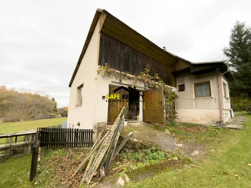 Családi ház Sklenóban, a Sklenó utcában, füves telken.