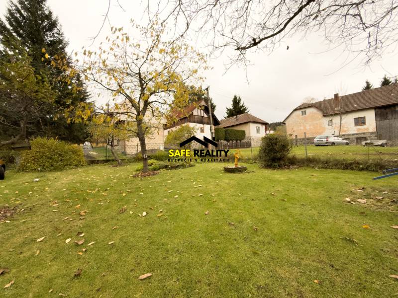 Kert a családi ház mellett Sklenén, a Sklené utcában, gyümölcsfákkal.