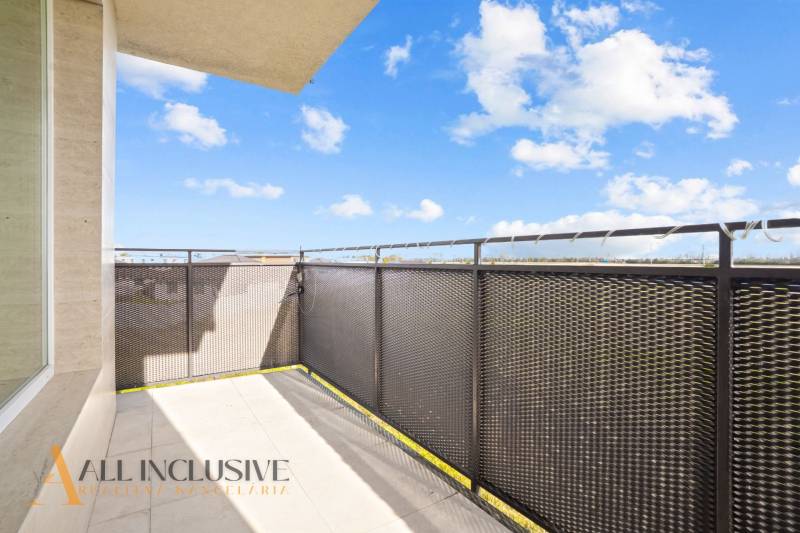 Erkély kilátással egy kétszobás lakásban a Dunaszerdahelyi Panónsky hájon.