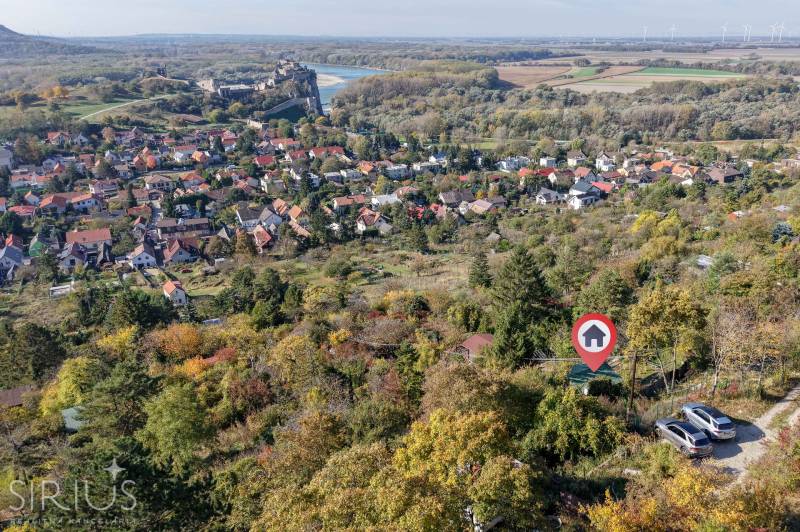 Légi felvétel a kertekről Pozsonyban - Dévényben, a Spätna úton, háttérben a várral.