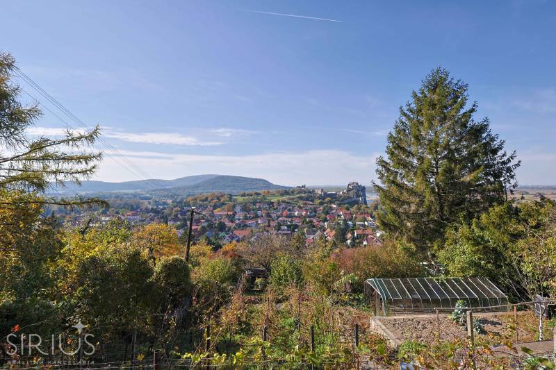 Kilátás Dévényre és az Öreg várra a Pozsonyi Kanyar úti kertekből.