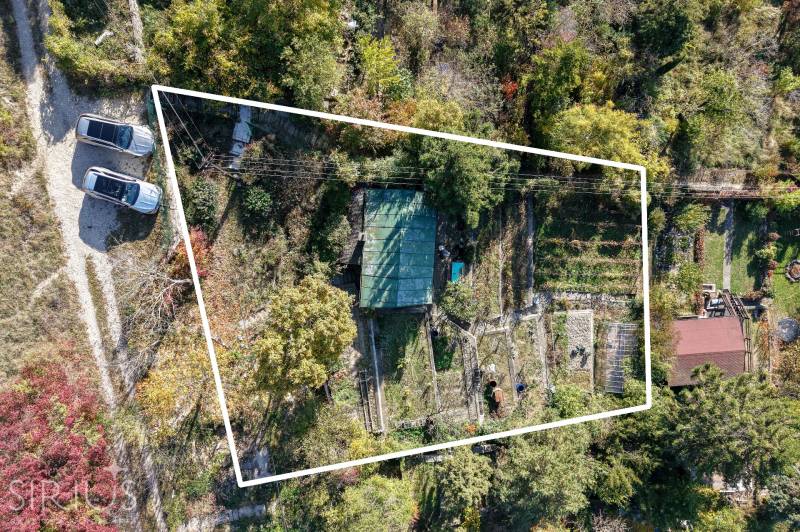 Légi felvétel a pozsonyi - dévényi kertekről, a Spätná cesta utcáról, körülötte fákkal.