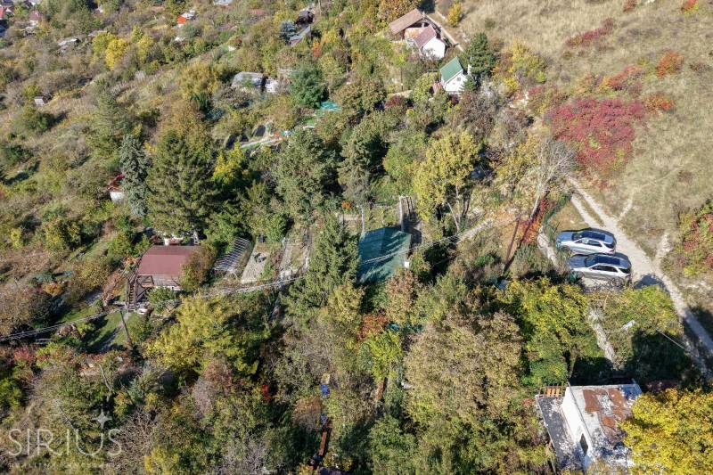 Légi felvétel a Spätnej ceste kertekről Pozsony - Dévényben, zölddel és kis házakkal.