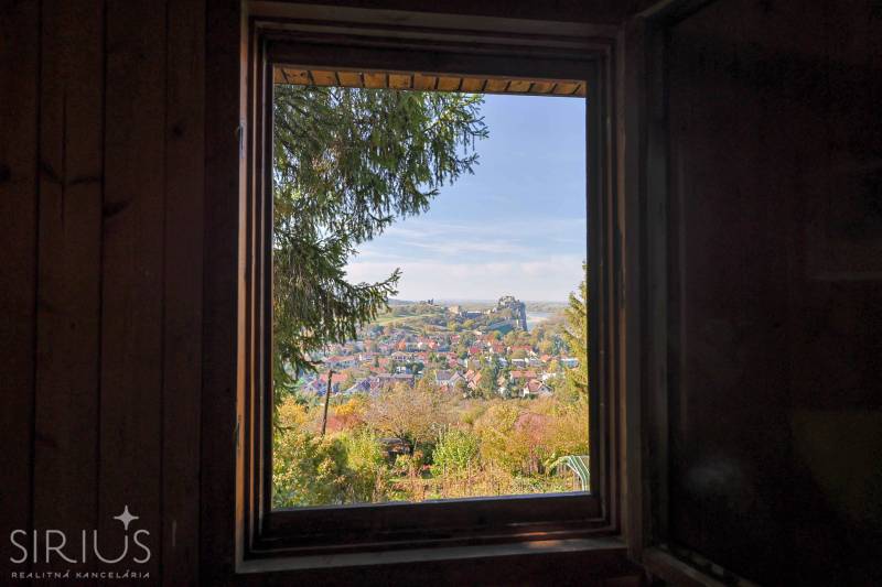 Kilátás az ablakból a Dévényi várra, Pozsony - Dévény városrész, Visszaút, Kertek.