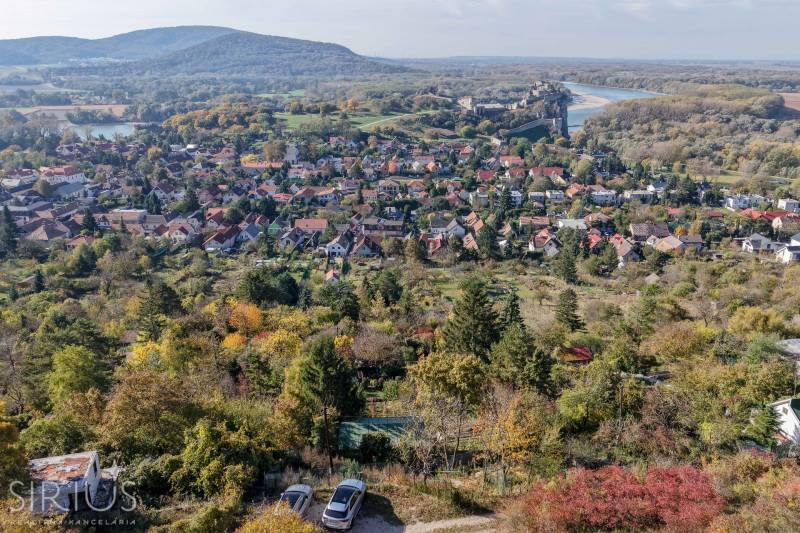 Kilátás Dévényből a Visszaútra a vidéki kertek szépségét és a láthatáron lévő várat kínálja.