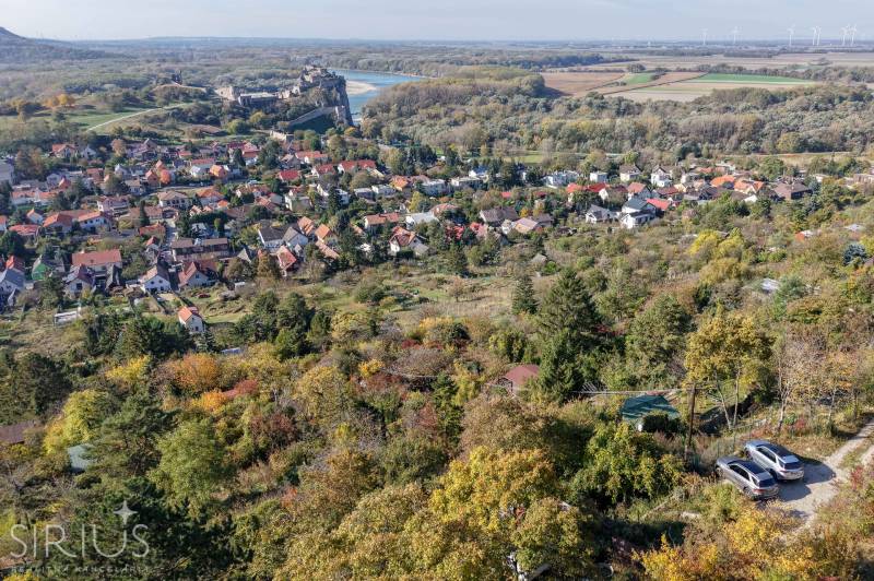 Kilátás a Pozsony-Devinben található kertekre a Spätna útról, a Dévény várral.