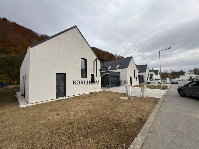 Családi ház a Pod Drieňovou utcában, Kamenica nad Cirochou, sorház autókkal.