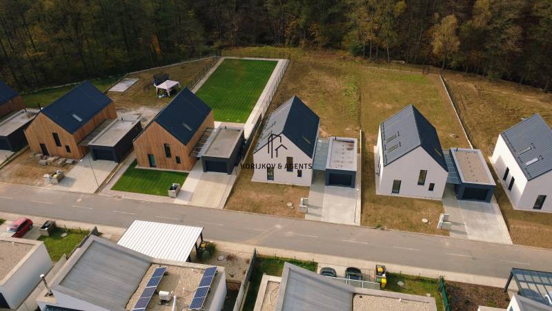 Sorházak a Pod Drieňovou utcában, Kamenica nad Cirochou-ban, zöldövezetben.