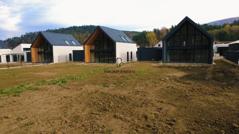 Családi házak a Pod Drieňovou utcában, Kamenica nad Cirochou-ban, természet és zöldövezet által körülvéve.